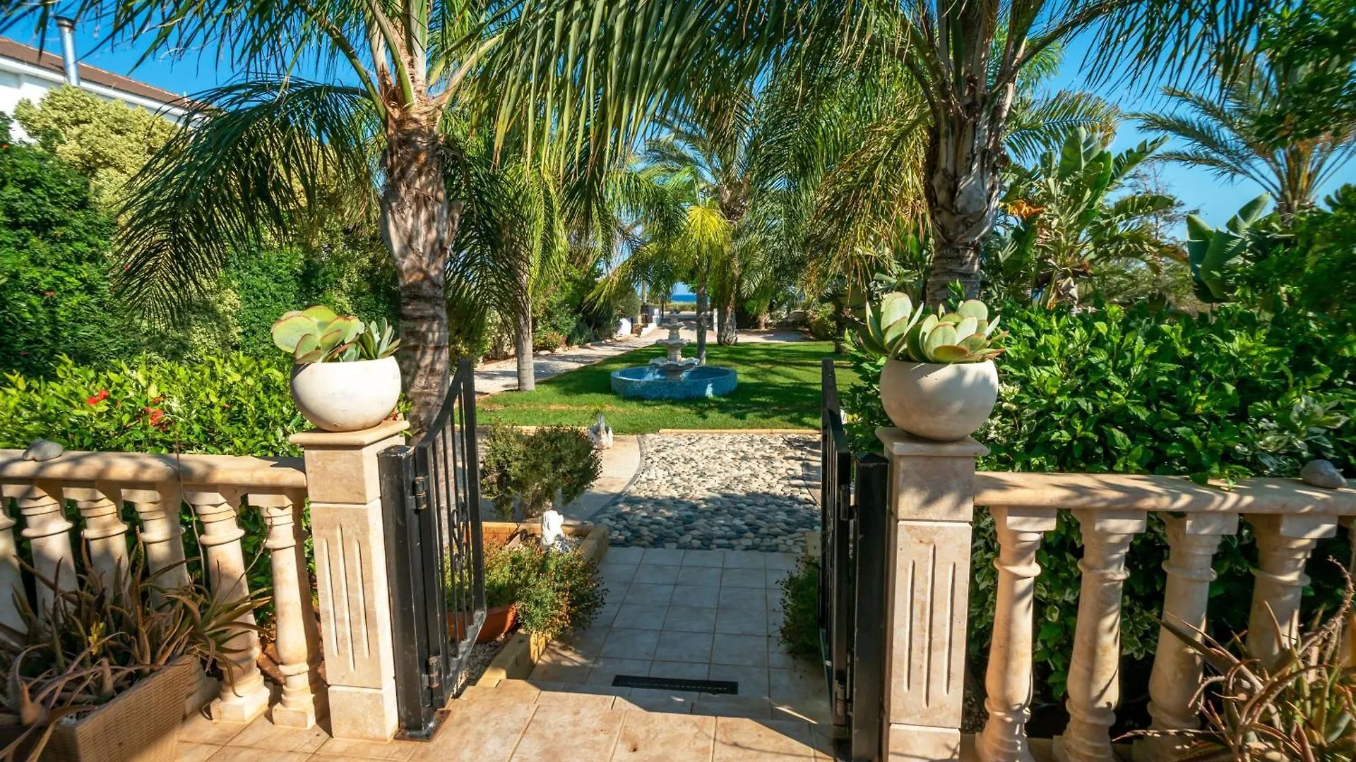 Tropical Villa Ajia Napa 0*,